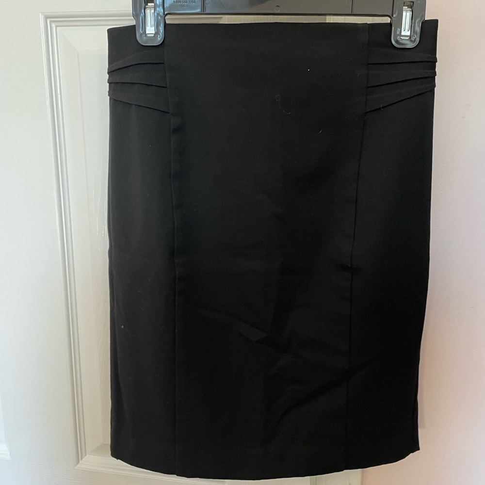 Knee length black pencil skit with back slit and side detail